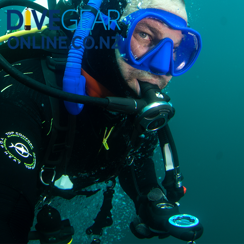 Diver using Suunto Zoop Novo in line console